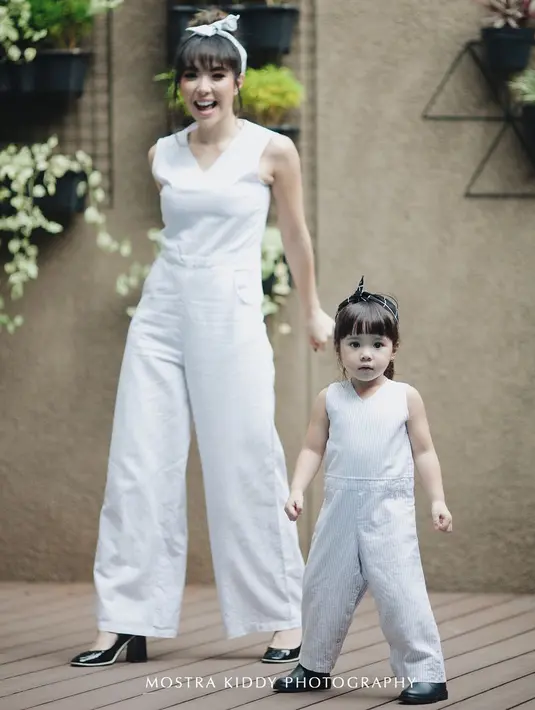 Kalau sudah begini, bukan seperti ibu dan anak lagi. Mereka malah terlihat seperti kakak dan adik. Apalagi Gisel dan Gempi kerap pose dengan gaya menggemaskan. (Foto: instagram.com/gadiiing)