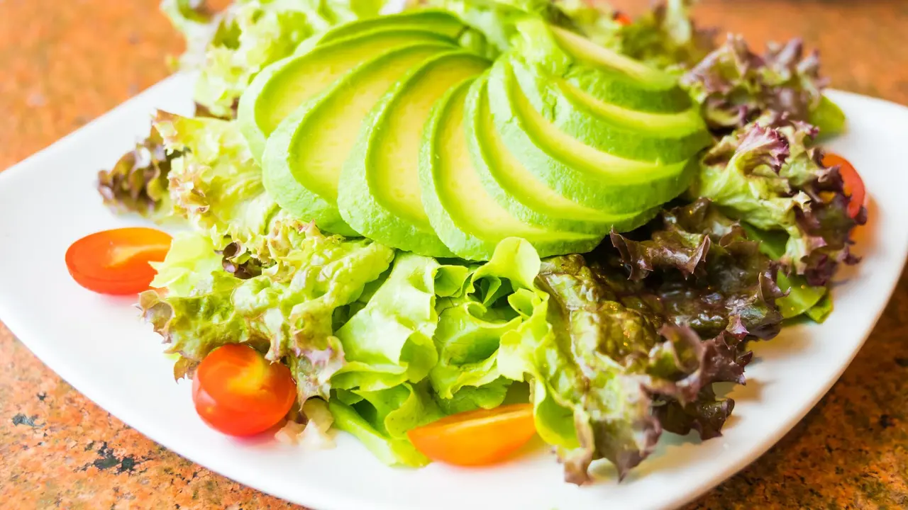 Ilustrasi salad alpukat/freepik.com/lifeforstock