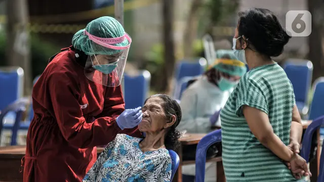 FOTO: 22 Orang Positif COVID-19, Warga Zona Merah Kayu Putih Jalani Tes PCR