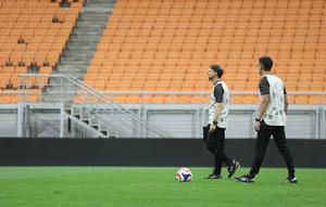 Mauricio Souza memimpin sesi latihan resmi Persija Jakarta di Jakarta International Stadium (JIS), Senin (2/3/2026). Macan Kemayoran akan menjamu Borneo FC Samarinda dalam laga pekan ke-24 BRI Super League 2025/2026, Selasa (3/3/2026). (Bola.com/M. Iqbal Ichsan).