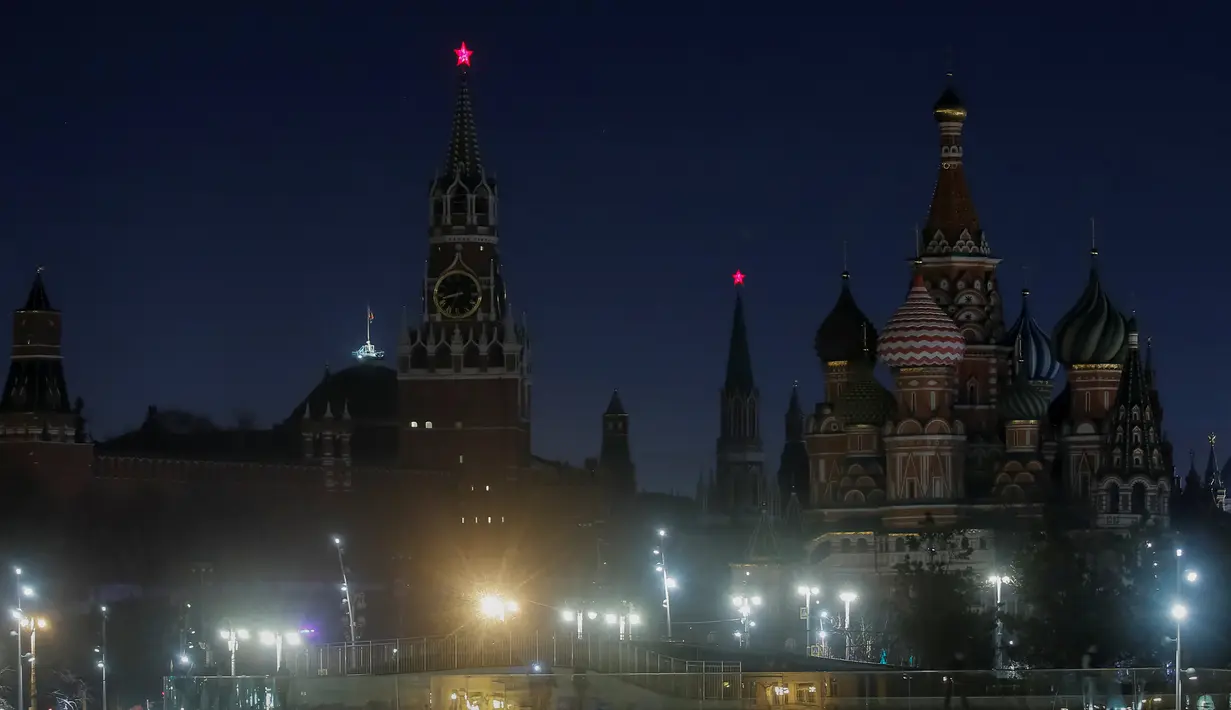 Penampakan Kremlin saat lampu-lampu dimatikan selama Earth Hour di Moskow, Rusia, Sabtu (30/3). (REUTERS/Maxim Shemetov)