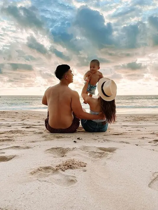 <p>Seperti diketahui, Nikita Willy punya gaya parenting sendiri. Bahkan ia menuliskan catatan untuk sang ibu ketika dirinya harus menitipkan buah hatinya. [Foto: instagram.com/nikitawillyofficial94]</p>