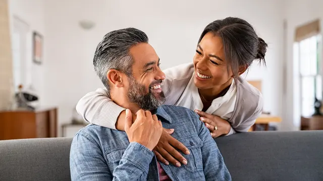 couple romantis bahagia