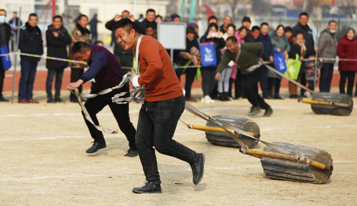 Para petani berpartisipasi dalam sebuah perlombaan di Yaogou, Sihong, Suqian, Provinsi Jiangsu, China, 27 Desember 2020. Tahun ini, ada delapan perlombaan menarik yang dekat dengan kehidupan petani. (Xinhua/Xu Changliang)