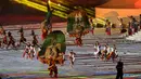 Grup kesenian reog Ponorogo beraksi saat Upacara Pembukaan Pekan Paralimpiade Nasional XVII di Stadion Manahan, Solo, Minggu (6/10/2024). (PB PEPARNAS XVII/Sri Nugroho)