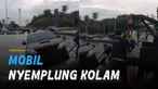 Sebuah mobil nyemplung ke dalam kolam Bundaran Patung Kuda, Jakarta.
