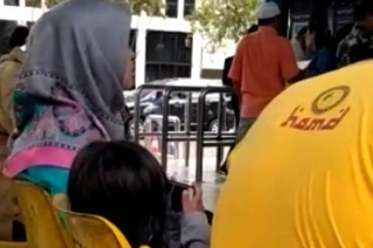 [Bintang] Video Viral: Duduk di Samping Orang Tua, Bocah Ini Asyik Nonton Video Porno