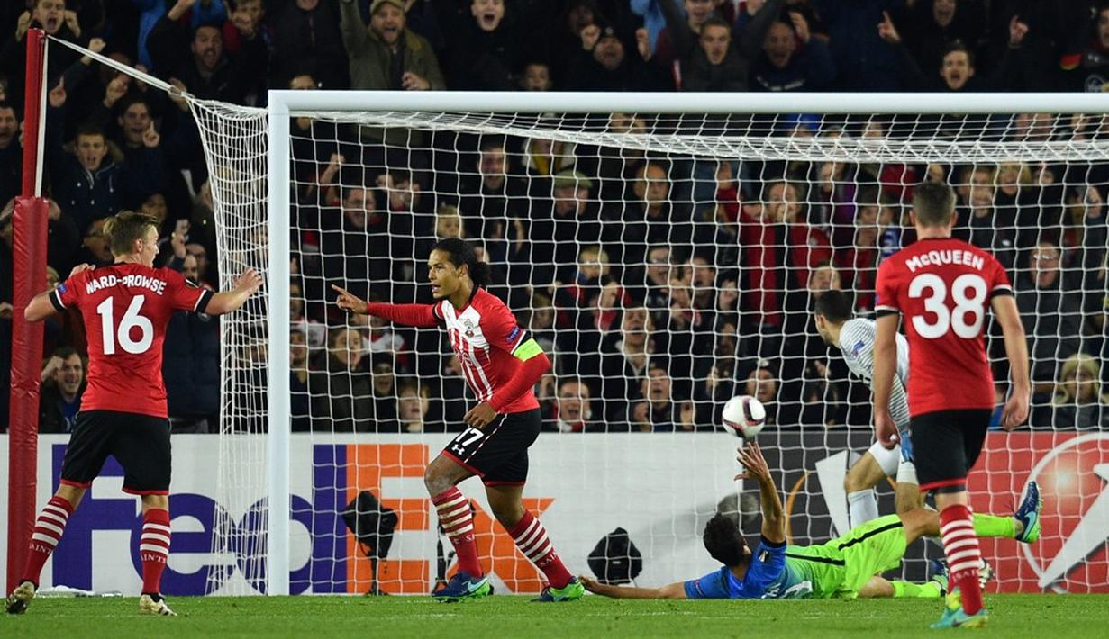 Pemain Southampton, Virgil Van Dijk, mencetak gol ke gawang Inter Milan pada laga Grup K Liga Europa di Stadion St Mary's, Jumat (4/11/2016) dini hari WIB. (AFP/Glyn Kirk)