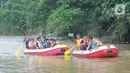 Anak-anak mengikuti rafting pada aliran Sungai Ciliwung di kawasan Bendungan Katulampa, Bogor, Minggu (15/5/2022). Kegiatan bermain sambil mengenalkan alam kawasan daerah aliran sungai (DAS) Ciliwung seperti hiking, menangkap ikan dan rafting yang diadakan oleh Hiking Bocah ini dilakukan setiap akhir pekan dengan biaya Rp 115 ribu/paket anak. (merdeka.com/Arie Basuki)