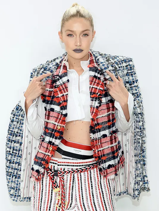 <p>Gigi Hadid menghadiri CFDA Fashion Awards di Casa Cipriani, New York City, Amerika Serikat, 7 November 2022. Gigi menarik rambutnya dan mengecat dengan warna pirang gandum, sementara alisnya yang berwarna cokelat tua tertata rapi di atas matanya. (Dimitrios Kambouris/Getty Images/AFP)</p>