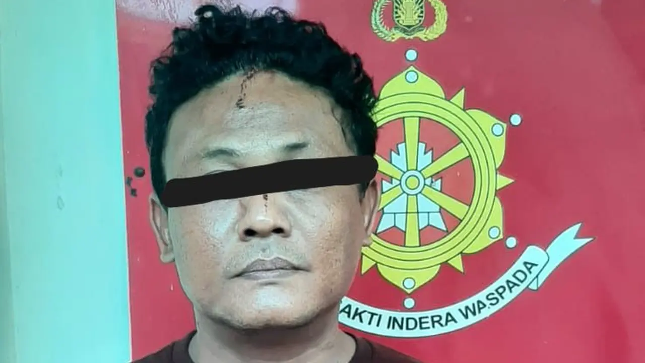 Pecatan Polri berinisial DTK (45) diamankan warga karena memalak sopir angkot di Pangkalan Angkot JakLingko, Stasiun Tanah Abang, Jakarta Pusat. (Liputan6.com/Ady Anugrahadi)