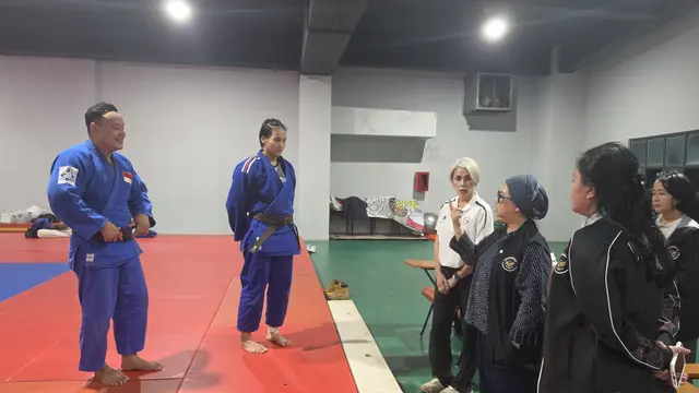 Sashenka Cahaya Fatimah dari cabang olahraga judo saat dikunjungi CdM Olimpiade Remaja 2026 Ita Yuliati