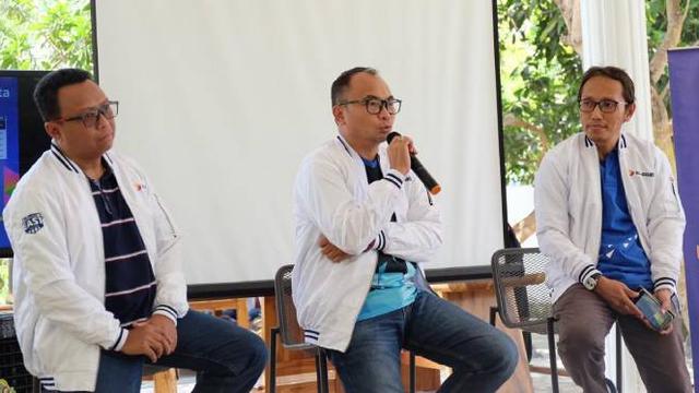 Group Head Technology Strategy & Architecture XL Axiata I Gede Darmayusa (tengah) menjelaskan mengenai ekspansi jaringan 4G di Sumbawa, NTB, Senin (26/8/2019).