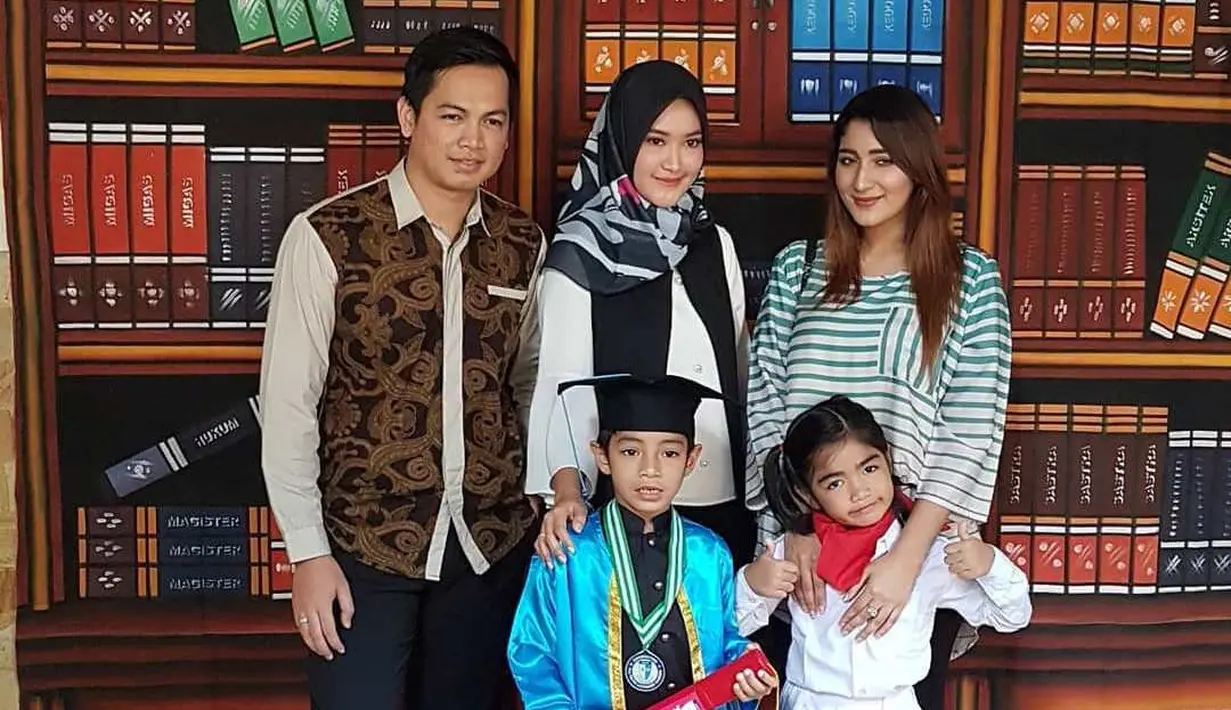 Tommy Kurniawan dan istri barunya, Lisya Nurrahmi serta mantan istri Tommy, Tania Nadira kompak hadir demi wisuda anak sulung mereka [Instagram/tommykurniawann].