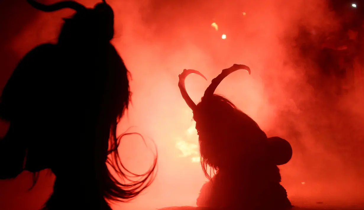 Penampilan para peserta yang mengenakan setan bertanduk saat perayaan Krampus, di kota Bohemian selatan Kaplice, Republik Ceko (10/12). Menurut legendanya, Krampus digambarkan berwujud separuh iblis dan separuh kambing. (Reuters/David W Cerny)