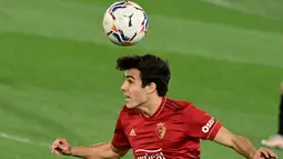 Meski tidak mendapatkan banyak bola, Osasuna sempat mengancam gawang Madrid melalui tembakan Sanchez, namun peluang ini berhasil diamankan oleh Courtois. (Foto: AFP/Javier Soriano)