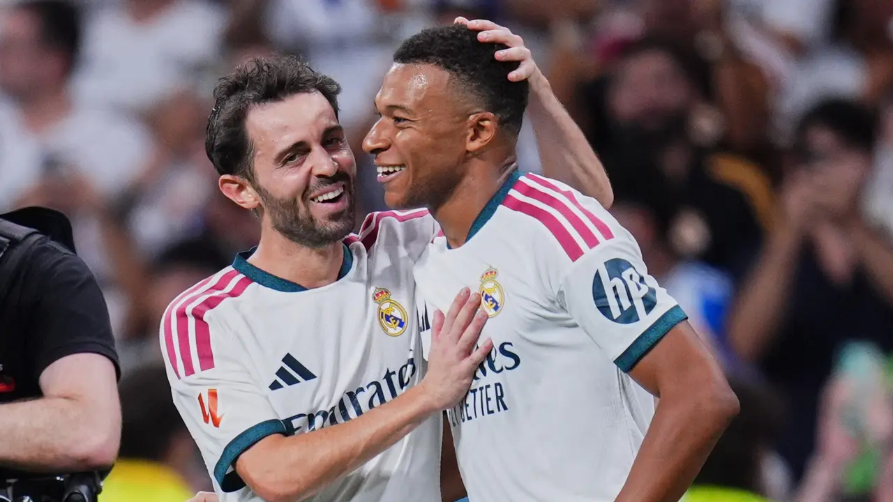 Pemain Real Madrid Bernardo Silva (kiri) dan Kylian Mbappe merayakan gol