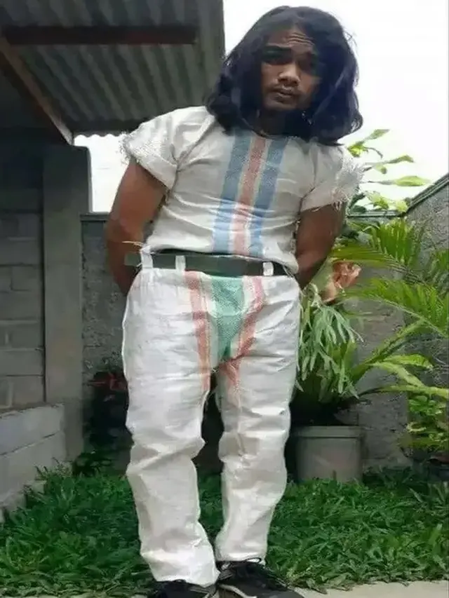 6 Outfit Absurd Warna Putih Ini Bikin Heran, Salah Satunya Berbahan Karung Beras
