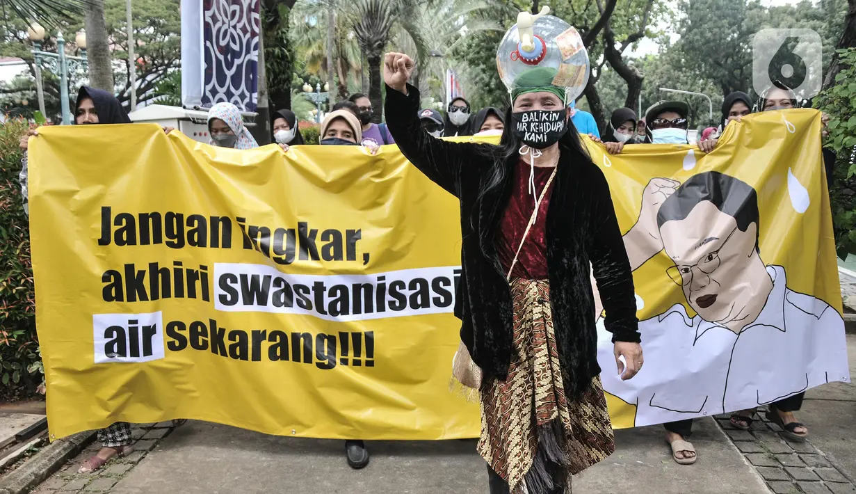 Massa yang tergabung dalam Koalisi Masyarakat Menolak Swastanisasi Air Jakarta (KMMSAJ) saat menggelar aksi Peringatan Hari Air Sedunia di depan Balai Kota, Jakarta Pusat, Selasa (22/3/2022). Mereka menuntut Anies Baswedan menghentikan privatisasi air di Ibu Kota. (merdeka.com/Iqbal S Nugroho)