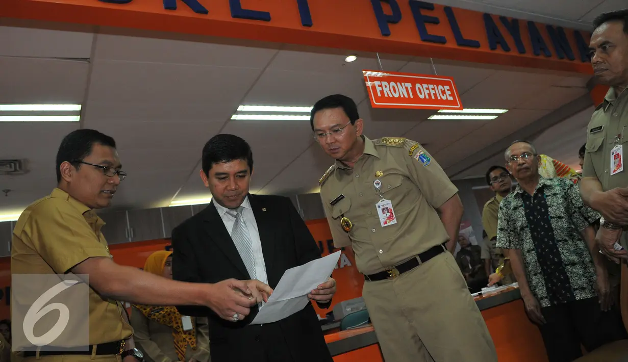 Menteri Pendayagunaan Aparatur Negara dan Reformasi Birokrasi (PANRB), Yuddy Chrisnandi ditemani Gubernur DKI Jakarta, Basuki Tjahaja Purnama (Ahok) melakukan sidak ke Balai Kota, Jakarta, Rabu (22/7/2015). (Liputan6.com/Herman Zakharia) 