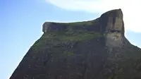 Tantang Adrenalin dengan Berfoto di Gunung Pedra da Gavea, Brasil (sumber Huffingtonpost.com)