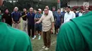 Ketua Umum PSSI, Edy Rahmayadi (tengah) memberi nasehat kepada Timnas Indonesia U-16 usai latihan terakhir di Lapangan Atang Sutresna, Jakarta, Kamis (6/7). Timnas U-16 akan berlaga di Piala AFF U-15 Thailand, 9-22 Juli. (Liputan6.com/Helmi Fithriansyah)