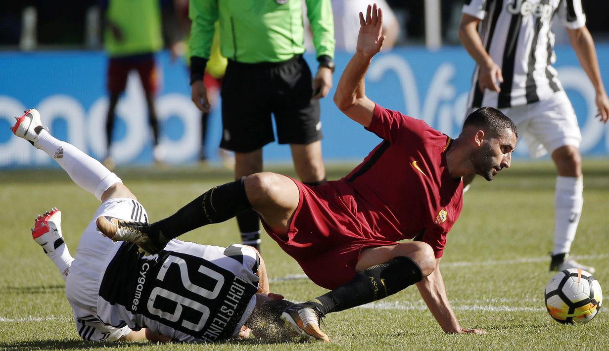 Bek Juventus, Stephan Lichtsteiner, berebut bola dengan gelandang AS Roma, Maxime Gonalons pada laga ICC 2017 di Stadion Gillette, Foxborough, Minggu (30/7/2017). Juventus menang lewat adu penalti atas AS Roma  dengan skor 5-4. (AP/Michael Dwyer)