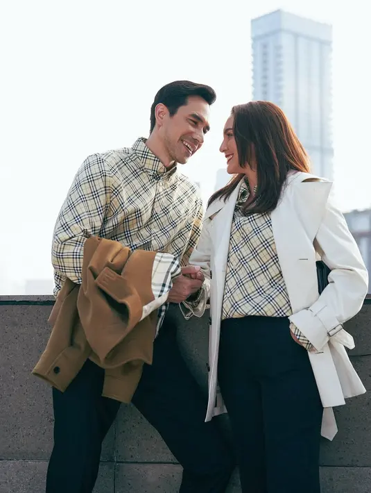 Dalam foto terbaru, Donna Agnesia dan Darius Sinathrya kompak kenakan busana dari Burberry [@dagnesia]
