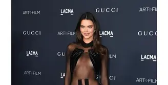 Kendall Jenner cantik dan seksi dalam gaun hitam-silver burcakyol untuk Lacma Art  [IG @burcakyol)