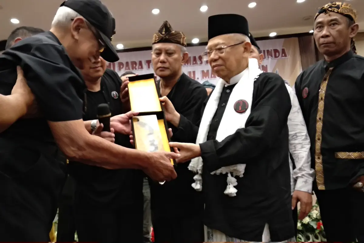 Cawapres 01, Ma'ruf Amin, saat dikukuhkan sebagai sesepuh Sunda.