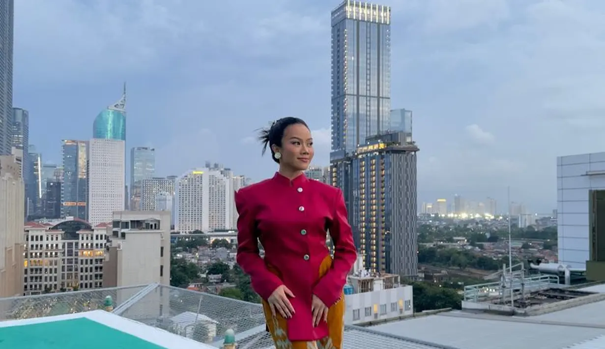 Yura Yunita juga sering mengenakan kebaya modifikasi. Kali ini ia tampil dengan kebaya beskap merah dipadukan celana motif warna kuning. [@yurayunita]
