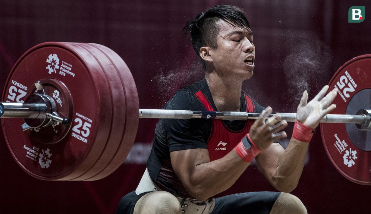 Lifter Indonesia, Deni, saat berlaga pada Asian Games di JIExpo, Jakarta, Rabu (22/8/2018). Deni memastikan lolos ke final setelah berhasil membukukan poin terbaik dengan total angkatan seberat 318 kg. (Bola.com/Vitalis Yogi Trisna)
