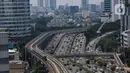 Rangkaian kereta LRT Jabodebek saat melintas di kawasan Pancoran, Jakarta, Selasa (26/11/2024). (Liputan6.com/Angga Yuniar)