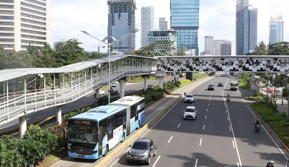 Kendaraan melintas di Jalan Jenderal Sudirman, Jakarta, Selasa (5/2). Libur Tahun Baru Imlek 2019 menyebabkan ruas jalan protokol di Ibukota bebas dari kemacetan dibandingkan hari biasa yang dipadati kendaraan bermotor. (Liputan6.com/Immanuel Antonius)