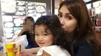 Foto di Hutan, Ayu Ting Ting dan Anak Bak Bidadari