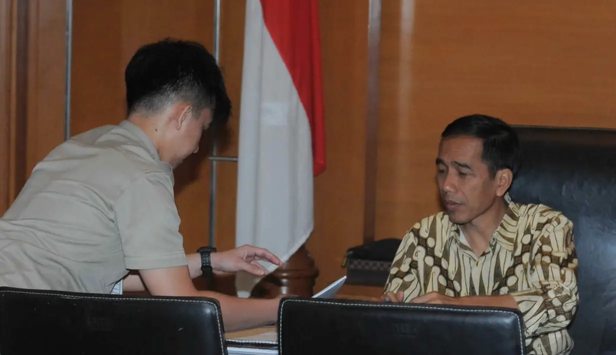 Beberapa kali, wajah Jokowi tampak kusut sebelum menandatangani lembaran surat, Jakarta, Rabu (17/9/14). (Liputan6.com/Herman Zakharia)