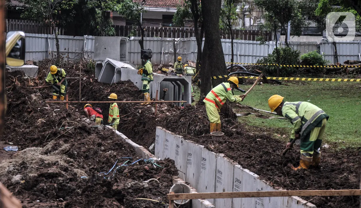Pekerja menyelesaikan pembangunan Tebet Eco Garden di Jakarta Selatan, Kamis (3/3/2022). Pembangunan Tebet Eco Garden masuk proses finishing dan akan memiliki fasilitas jembatan penghubung, area bermain anak, community garden, thematic garden, dan sarana olahraga. (merdeka.com/Iqbal S. Nugroho)
