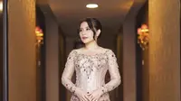 Kebaya warna soft pink berpayet juga bisa dikombinasikan dengan kain slit warna merah menyala, dipadukan heels warna nude. Tampilannya nampak begit mewah seperti yang dikenakan Prilly Latuconsina ini. @prillylatuconsina96