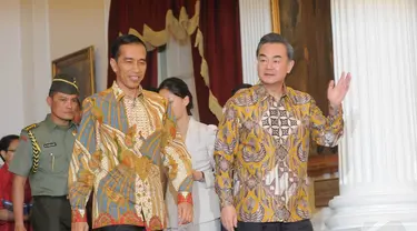 Presiden Jokowi bertemu Menlu Republik Rakyat China, Wang Yi, di Istana Merdeka, Jakarta, Senin (3/11/2014). (Liputan6.com/Herman Zakharia)