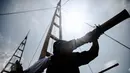 Seorang awak menyiapkan layar diatas kapal ekspedisi napak tilas "Spirit of Majapahit" di Dermaga Marina Ancol, Jakarta, Rabu (11/5). Replika kapal Majapahit itu akan berlayar terakhir di Tokyo.  (Liputan6.com/Faizal Fanani)