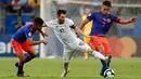 Striker Argentina, Lionel Messi (tengah) berusaha membawa bola dari kawalan dua pemain Kolombia, Radamel Falcao Garcia dan Wilmar Barrios pada pertandingan grup B Piala Copa America 2019 di Arena Fonte Nova, Brasil (15/6/2019). Kolombia menang atas Argentina 2-0. (AP Photo/Natacha Pisarenko)