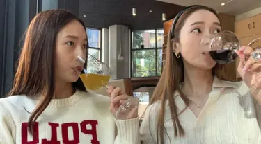 Jung Sister baru-baru ini membagikan momen kebersamaannya saat menikmati liburan di San Francisco, California. Momen itu pun mengobati rasa rindu penggemar yang lama tidak melihat keduanya bersama dalam satu frame. Keduanya berbagi kedekatan dengan menghabiskan waktu sambil minum wine bersama di sebuah restoran. (Liputan6.com/IG/@jessica.syj)