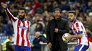 Pelatih Atletico Madrid Diego Simeone saat menginstruksikan pemain di Stadion Vicente Calderon, (8/4/2015).  ( REUTERS/Susana Vera)