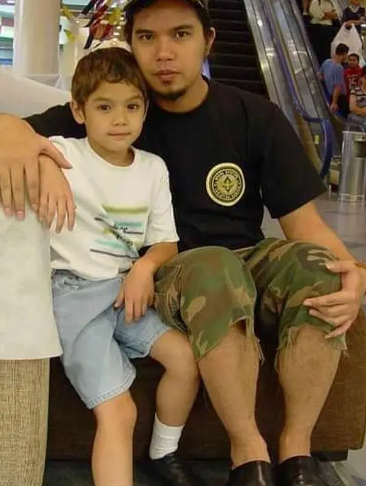Selain mengunggah kebersamaannya dengan Maia, Al Ghazali juga mengunggah foto masa kecilnya bersama sang ayah, Ahmad Dhani.  (Foto: instagram.com/alghazali7)