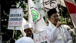 Dalam aksinya mereka menuntut Wakil Gubernur Basuki Tjahaja (Ahok) untuk mundur dari jabatannya dan hengkang dari Jakarta, Jakarta, Jumat (24/10/2014) (Liputan6.com/Faizal Fanani)