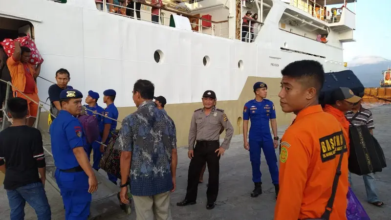 Situasi di Pelabuhan Bitung, salah satu pintu masuk melalui jalur transportasi laut.