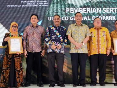 Menteri PPN / Kepala Bappenas Bambang Brodjonegoro (kedua kanan) foto bersama dengan Menko Maritim, Menteri Pariwisata dan Kepala Bekraf pada Pemberian Sertifikat UNESCO Global Geopark di Jakarta, Kamis (12/07). (Liputan6.com/HO/Bappenas)