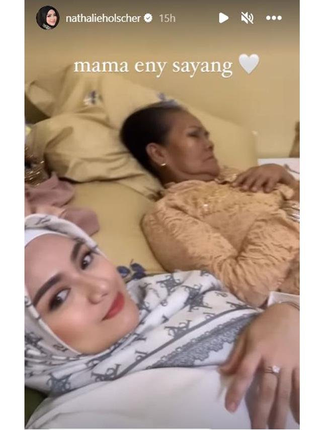 6 Potret Nathalie Holscher di Resepsi Pernikahan Tiko Anak Ibu Eny, Asyik Dangdutan