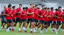 Pemain Timnas Indonesia U-22 mengikuti sesi latihan resmi jelang laga melawan Mali di Stadion Madya, Senayan, Jakarta, Jumat (14/11/2025). Skuad Garuda Muda dijadwalkan dua kali menghadapi Timnas Mali U-22 sebelum berlaga di SEA Games 2025. (Bola.com/M Iqbal Ichsan)
