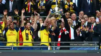 BANGGA - Arsenal mampu mempertahankan gelar juara Piala FA usai membungkam Aston Villa. (Reuters / Carl Recine)